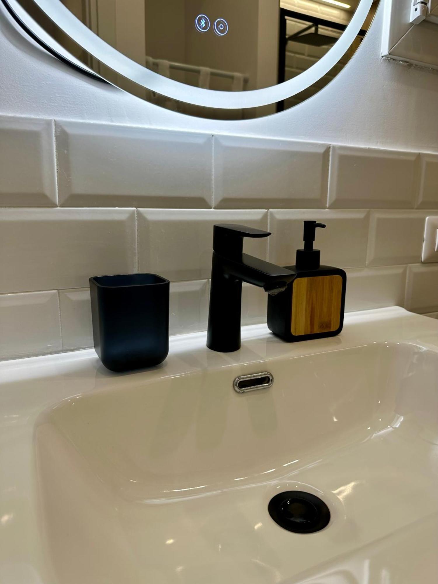 Lr Deluxe Apartments - Porta Venezia - Bilocale Con Giardino Privato Milaan Buitenkant foto